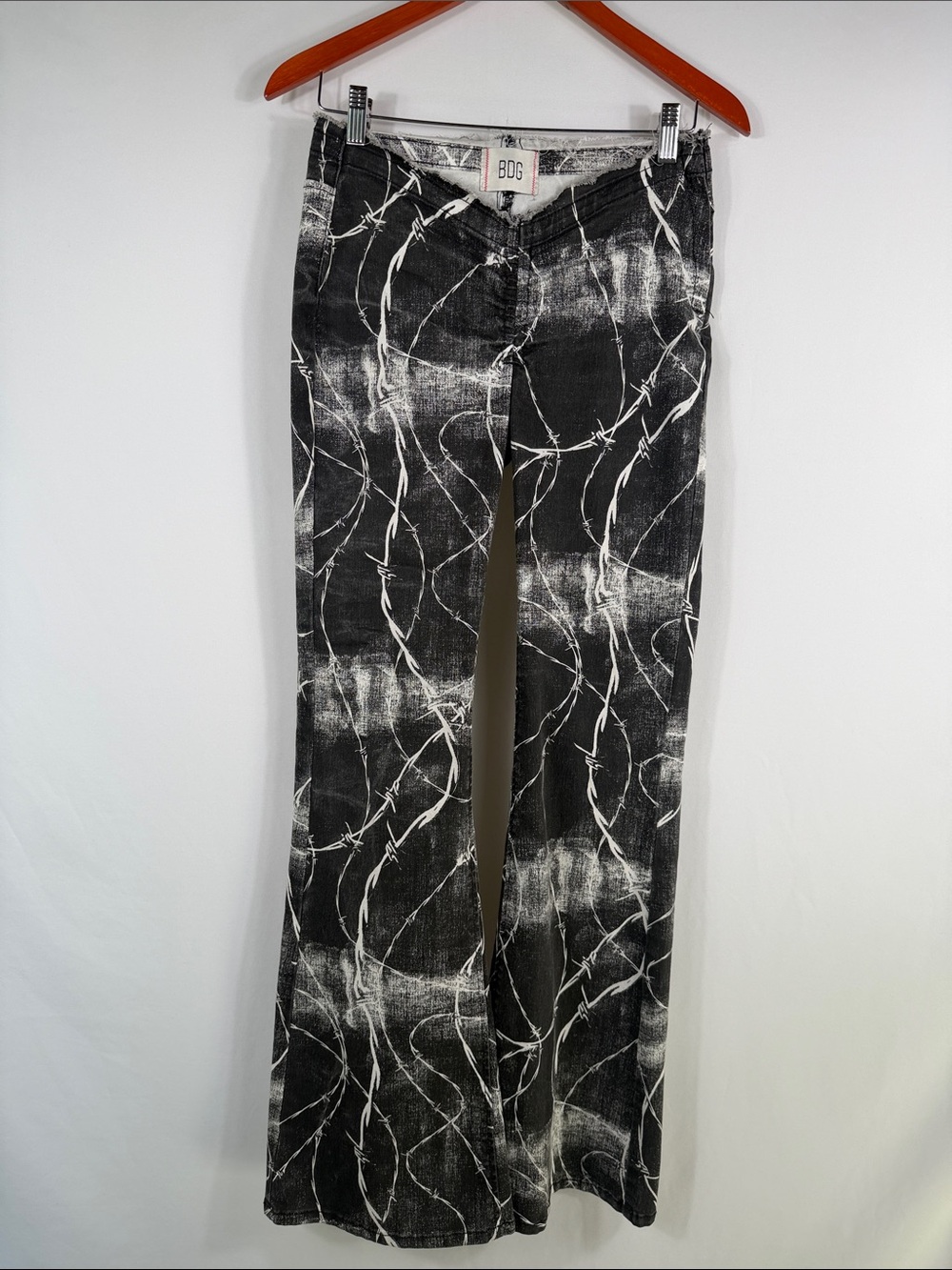 BDG Ruched Dipped V Flare Black and White Print Low Rise Jeans. Womens Size 28 - Picture 3 of 10
